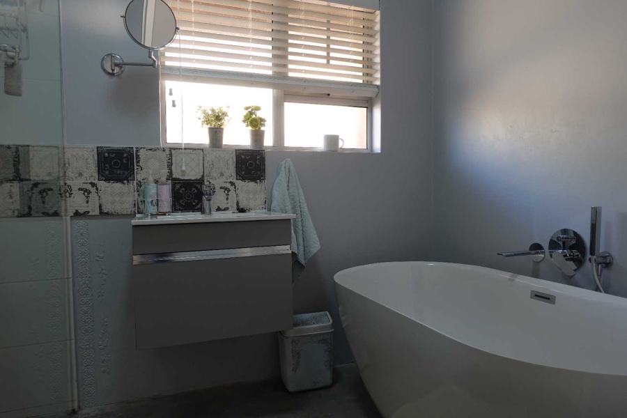 6 Bedroom Property for Sale in Outeniqua Strand Western Cape